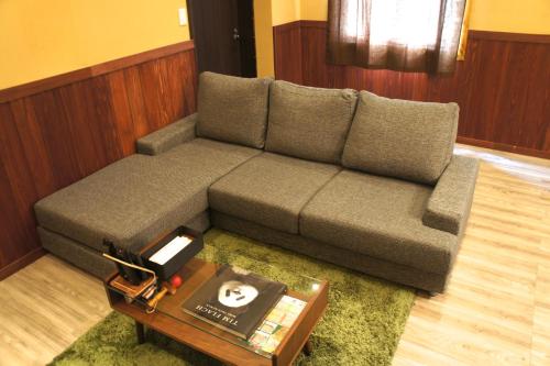 Een zitgedeelte bij The Cultured Apartments Hakuba
