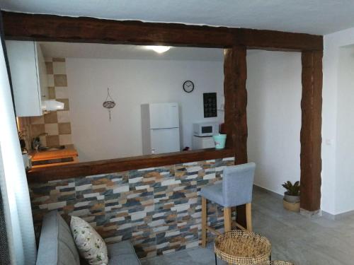 een woonkamer met een bank en een koelkast bij La magia del sur 2 in Cádiz