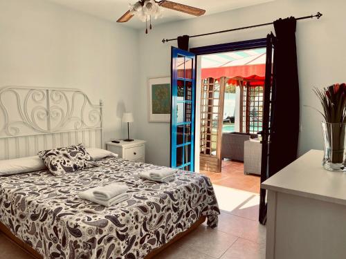 sypialnia z łóżkiem i drzwiami prowadzącymi na patio w obiekcie Villa Jardín w mieście Playa Blanca