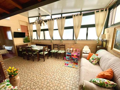 uma sala de estar com um sofá e uma mesa em Nice Sicily Little family home em Acireale