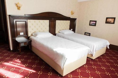 two beds sitting next to each other in a bedroom at Cazare Plopii fara Sot in Iaşi