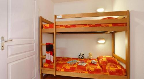 a bedroom with two bunk beds in a room at T3 - 6 PERS - PIEDS DES PISTES + PISCINE BALCON in Ax-les-Thermes