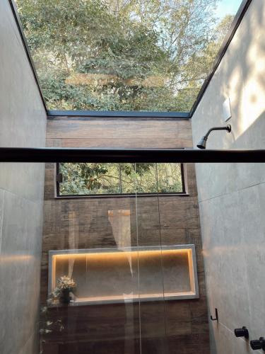 a skylight in a bathroom with a window at Quinta da Bocaina in Amparo