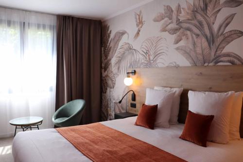 オルヴォーにあるQuintessiaのベッドと壁画が備わるホテルルーム
