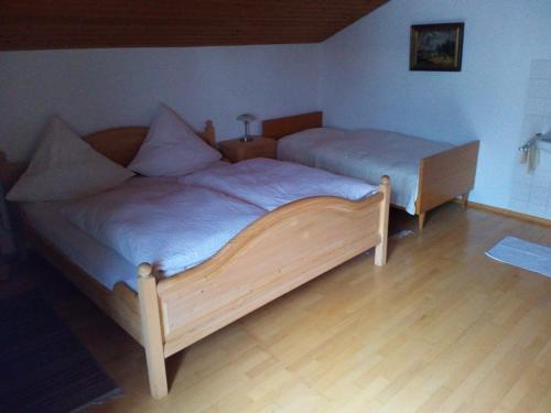 1 Schlafzimmer mit 2 Betten in einem Zimmer in der Unterkunft Haus Huber in Übersee