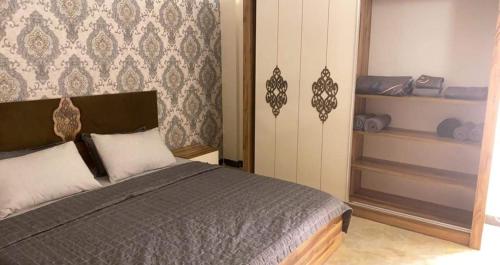 Dreams Apartments شقق الاحلام في بغداد: غرفة نوم بسرير كبير وخزانة