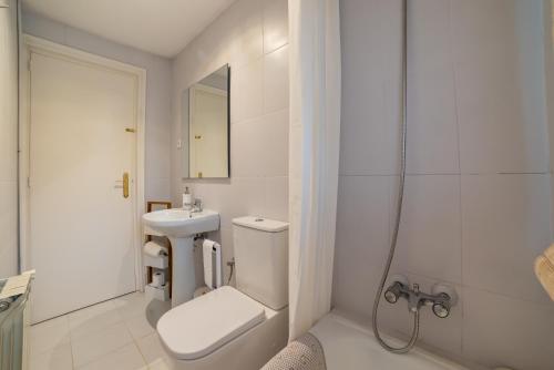 Koupelna v ubytování Chalet con piscina en entorno idílico