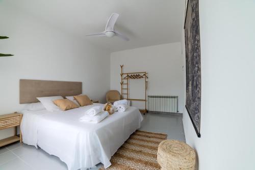 een witte slaapkamer met een groot wit bed. bij Chalet con piscina en entorno idílico in La Zubia