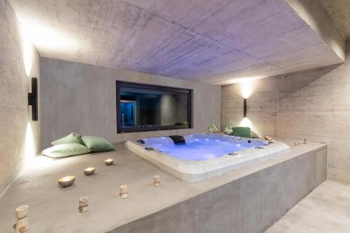 een grote badkamer met een bad en een tv bij Villa Terra Motovun in Motovun