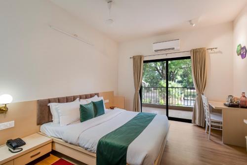 Ένα ή περισσότερα κρεβάτια σε δωμάτιο στο SaffronStays Amaltas, Nashik - pool villa with huge lawns perfect for large groups and corporate offsites