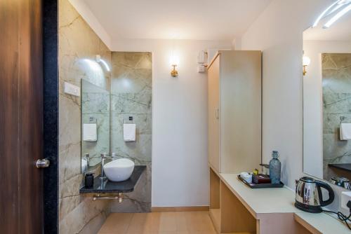 Ένα μπάνιο στο SaffronStays Amaltas, Nashik - pool villa with huge lawns perfect for large groups and corporate offsites