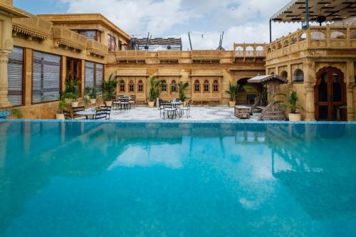 une grande piscine en face d'un bâtiment dans l'établissement Hotel Grand Khalifa, à Jaisalmer