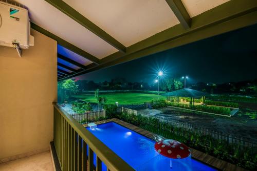 Πισίνα στο ή κοντά στο SaffronStays Amaltas, Nashik - pool villa with huge lawns perfect for large groups and corporate offsites