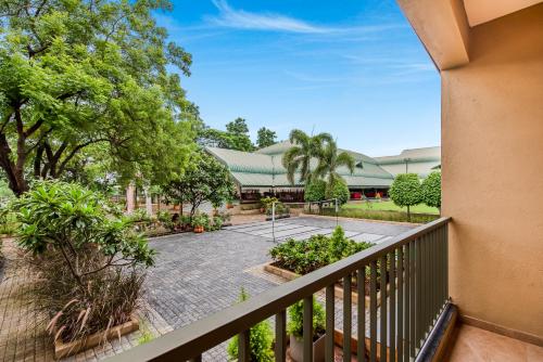 Κήπος έξω από το SaffronStays Amaltas, Nashik - pool villa with huge lawns perfect for large groups and corporate offsites