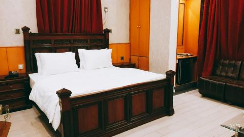En eller flere senge i et værelse på The Elet Business Hotel