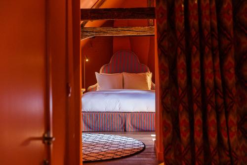 a bedroom with a bed and a bunk bed at Flora in Antwerp