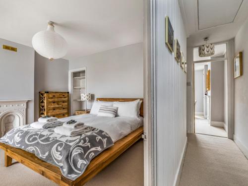 um quarto com uma cama grande e um corredor em Pass the Keys Delightful 2 Bed House a Stones Throw From Beach em Bognor Regis