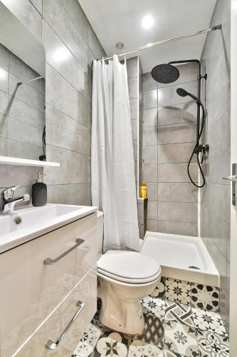 a white bathroom with a toilet and a shower at Appartement L'Elégant Chalonnais - Hyper-Centre in Chalon-sur-Saône