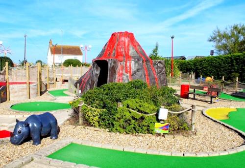 un parco giochi con un elefante e uno scivolo di Golden Palm Getaway's PG143 a Skegness