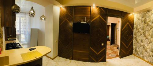 - une cuisine avec une grande armoire en bois dans l'établissement Ogienka 2b, Center Lutsk, à Loutsk