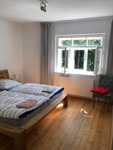 sypialnia z łóżkiem, oknem i krzesłem w obiekcie Wohnung mit Charme w Monachium