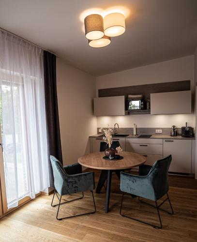 a kitchen with a table and chairs in a room at Gober & Freinbichler Weine von Hand in Horitschon