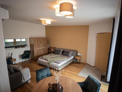 a living room with a bed and a table at Gober & Freinbichler Weine von Hand in Horitschon