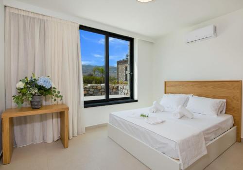Un dormitorio con una cama grande y una ventana en Fairytale Villas, en Suda