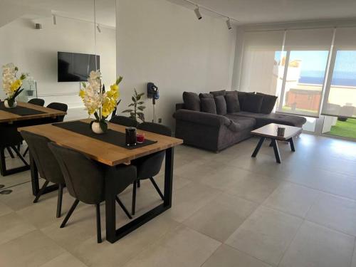 TV a/nebo společenská místnost v ubytování Casa Adosada de lujo con piscina y vistas al mar