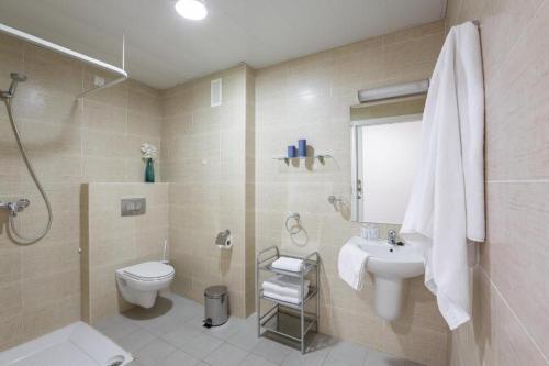 a bathroom with a toilet and a sink and a shower at Ona Benidorm Poniente in Benidorm