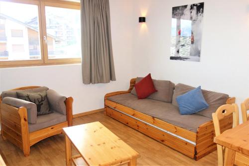 uma sala de estar com um sofá e uma mesa em Pracondu OUTDOOR & FUN appartement 1 chambre avec balcon by Alpvision Résidences em Nendaz