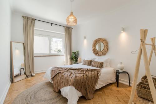 ein weißes Schlafzimmer mit einem Bett und einem Fenster in der Unterkunft Casa Boma Lisboa - Shining & Spacious Apartments With Balcony - Alvalade I in Lissabon