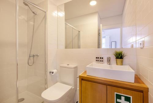 a bathroom with a toilet and a sink and a shower at D&S - Porto São Bento Apartments III in Porto