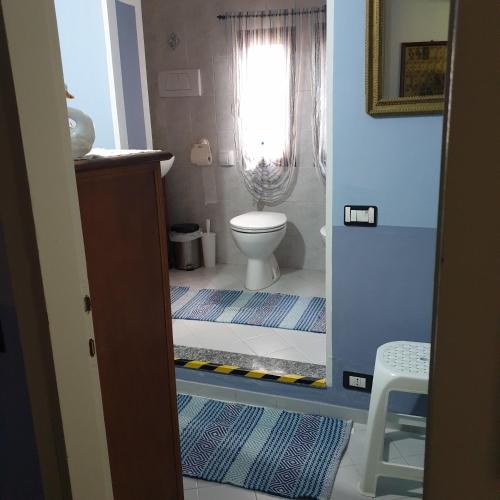 a bathroom with a toilet and a window and a doorway at B&B Villa Giardini Susanna in Gattico