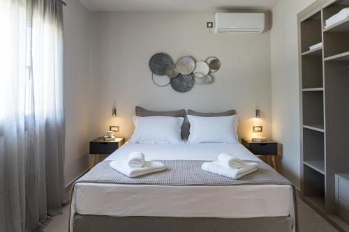 a bedroom with a bed with towels on it at Villa Vrahinari in Kounopetra