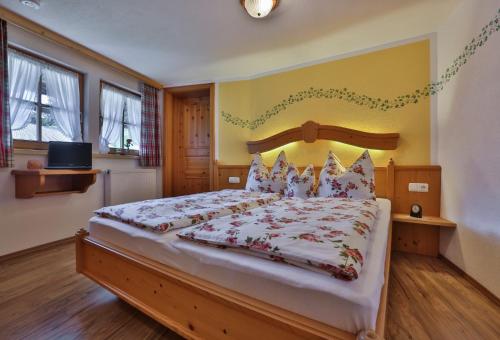 Un dormitorio con una cama grande en una habitación. en Haus Langbruck Ferienwohnungen, en Ramsau