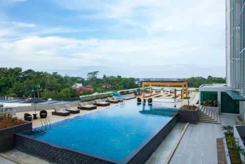 una piscina en la azotea de un hotel en Citadines Uplands Kuching, en Kuching