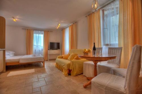 un soggiorno con divano e tavolo di Rotondo Apartments a Kaštela (Castelli)