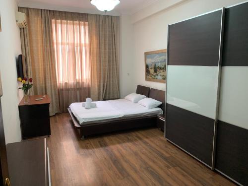 Llit o llits en una habitació de Gulustan Apartment