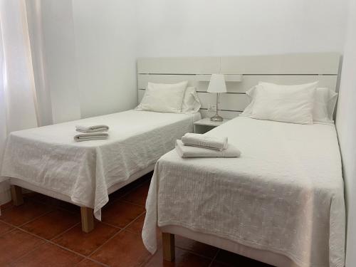夫隆特拉的住宿－VV La Escondida，两张睡床彼此相邻,位于一个房间里