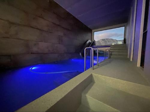 bagno con vasca immersione ad acqua fredda e illuminazione blu di Escape to Pringle a Pringle Bay