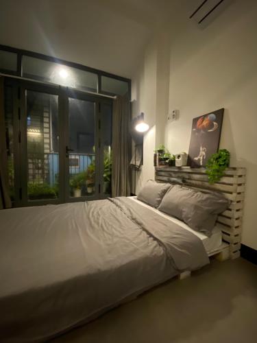 Een bed of bedden in een kamer bij LiLy House 2(phòng đơn 1 khách)