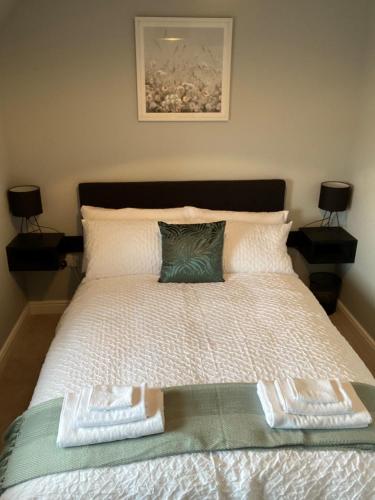 een slaapkamer met een bed met twee handdoeken erop bij 12 North Street in Sandwick