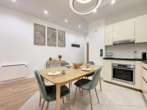 une cuisine et une salle à manger avec une table et des chaises en bois dans l'établissement Nestor&Jeeves - LE PIERLAS - Place Garibaldi - Very close Old Town, à Nice