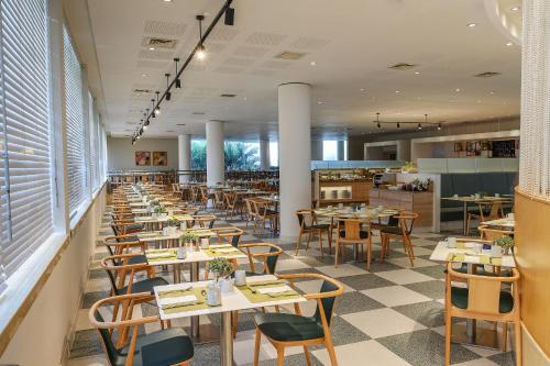 Restoran atau tempat lain untuk makan di Noga by Isrotel Collection