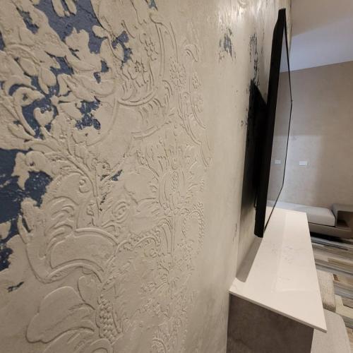 a wall with a painting on it in a room at 芙蘿拉萃旅 in Taitung City