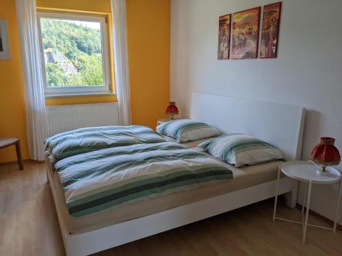 ein Bett mit zwei Kissen darauf in einem Schlafzimmer in der Unterkunft Taunusblick-Meißner in Schmitten