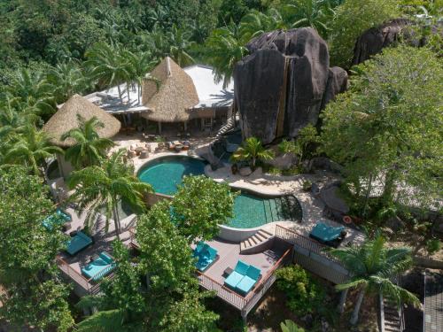 eine Luftansicht eines Resorts mit Pool in der Unterkunft Valmer Resort and Spa in Baie Lazare, Insel Mahé