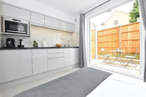 Kuchyň nebo kuchyňský kout v ubytování Stylish Studios by Luxestays Shepherds Bush