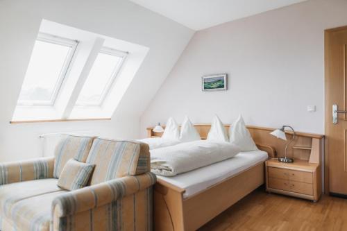 a bedroom with a bed and a couch at Weingut Kögl in Ratsch an der Weinstraße